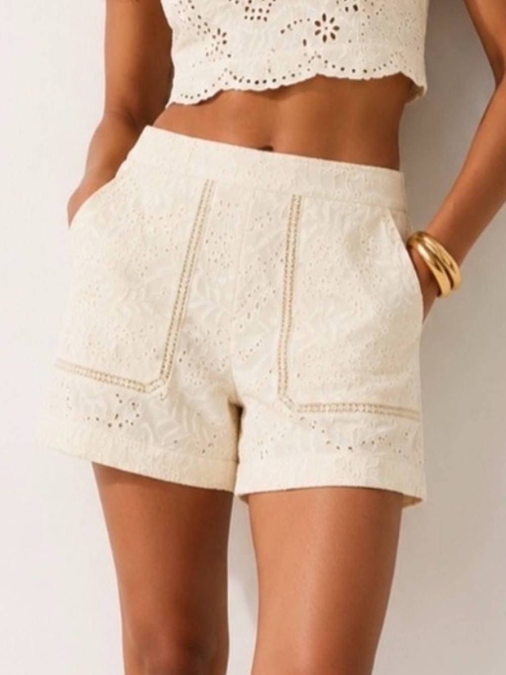 Zara cotton cream eyelet openwork embroidered shorts with a mid-rise